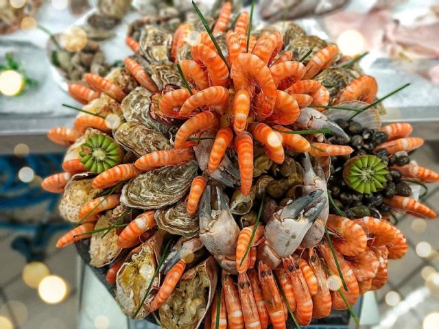 Réalisation d'un plateau de fruits de mer pour le menu de Noël à Sautron et Nantes